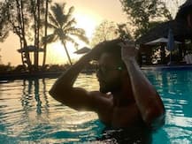 शाहिद कपूर ने पूल में कराया शर्टलेस फोटोशूट, बॉडी पर फिदा हुए फैंस