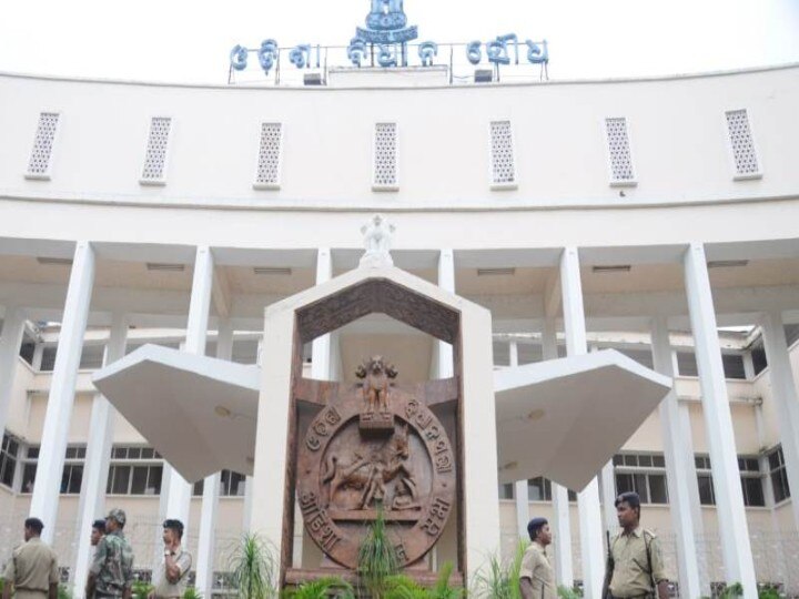 3 BJP MLAs suspended for throwing shoes at speaker's podium at odisha assembly ओडिशा: स्पीकर की तरफ बीजेपी विधायकों ने फेंकी चप्पल और माइक्रोफोन, तीन विधायक सस्पेंड