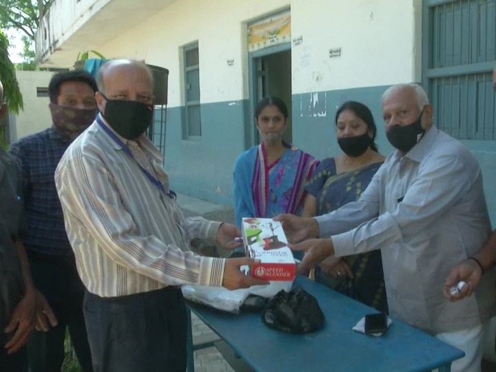 Gujarat: Women Receive Gold Nose Pins And Men Get Hand Blenders For Taking Coronavirus Vaccine In Rajkot वैक्सीन लेने पर दिए जा रहे हैं सोने की नोज पिन और हैंड ब्लैंडर, जानिए कहां हो रहा है ऐसा
