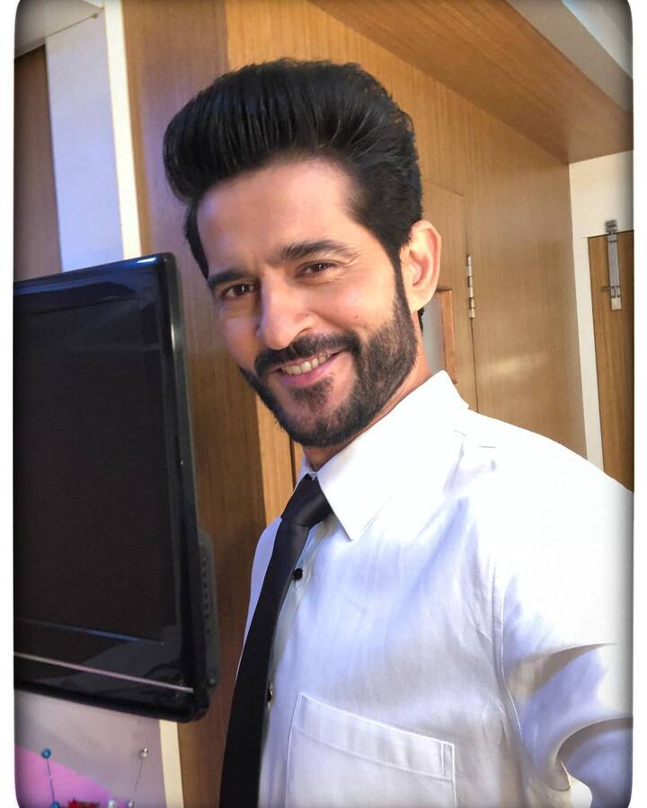 फेमस टीवी एक्टर हितेन तेजवानी से ईस्टर के मौके पर ट्विटर पर एक फोटो शेयर कर अपने फैंस को शुभकामनाएं दीं.
