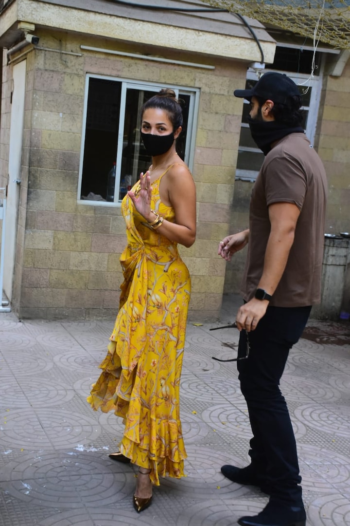 Arjun Kapoor And Malaika Arora At Ester Lunch Date At Parents House Malaika Backless Dress Grabs Camera ब कल स ड र स म अर ज न कप र क प र ट स क घर Ester Lunch पर ल कर पह च मल इक अर ड ड र स द ख धड क ल ग क द ल