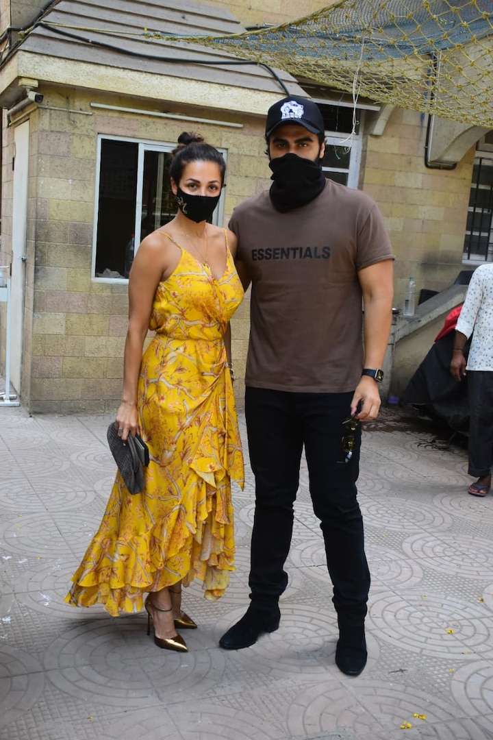 Arjun Kapoor And Malaika Arora At Ester Lunch Date At Parents House Malaika Backless Dress Grabs Camera ब कल स ड र स म अर ज न कप र क प र ट स क घर Ester Lunch पर ल कर पह च मल इक अर ड ड र स द ख धड क ल ग क द ल