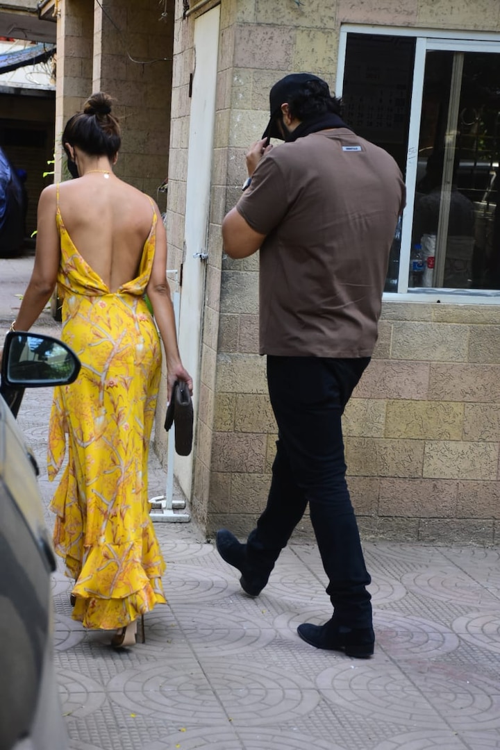 Arjun Kapoor And Malaika Arora At Ester Lunch Date At Parents House Malaika Backless Dress Grabs Camera ब कल स ड र स म अर ज न कप र क प र ट स क घर Ester Lunch पर ल कर पह च मल इक अर ड ड र स द ख धड क ल ग क द ल