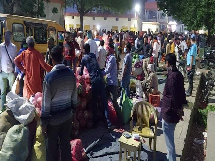No corvid protocol follow in Kannauj mandi ann UP: कन्नौज मंडी में बेपरवाह भीड़, थोक सब्जी मंडी में ना ही मास्क- ना सोशल डिस्टेंसिंग दिखी