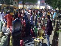 UP: कन्नौज मंडी में बेपरवाह भीड़, थोक सब्जी मंडी में ना ही मास्क- ना सोशल डिस्टेंसिंग दिखी