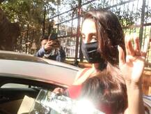 In Pics: रेड ड्रेस में स्पॉट हुईं Nora Fatehi, दिखा बेहद स्टाइलिश अंदाज