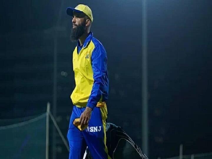 IPL 2021: CSK के ऑलराउंडर मोइन अली ने फ्रेंचाइजी से किया अनुरोध, जर्सी से हटवाया ये लोगो IPL 2021 Moeen Ali requests CSK to remove alcohol brand logo from his jersey franchise agrees IPL 2021: CSK के ऑलराउंडर मोइन अली ने फ्रेंचाइजी से किया अनुरोध, जर्सी से हटवाया ये लोगो
