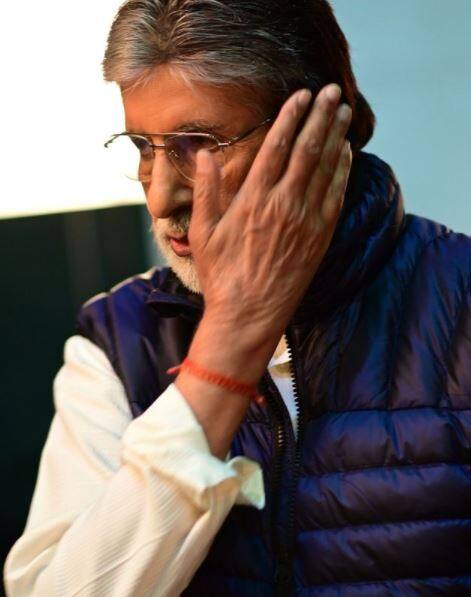 खैर, अब अगर बात महानायक अमिताभ बच्चन की हो तो उन्हें कोई कैसे भूल सकता है क्योंकि वह टीवी पर कौन बनेगा करोड़पति जैसा हिट भी जो होस्ट करते हैं. 