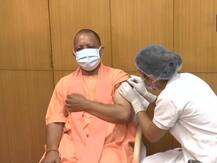 सीएम योगी ने लगवाई कोरोना वैक्सीन की पहली डोज, कहा- सावधानी बरतें लोग