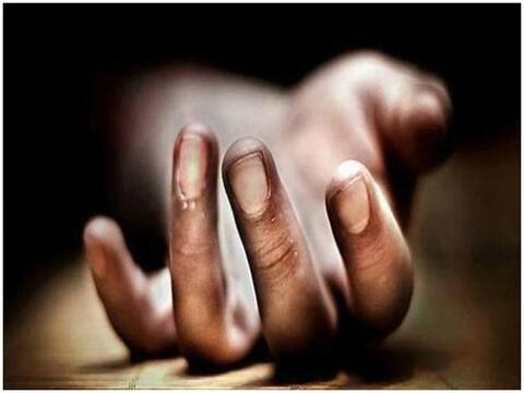 टिहरी: गलती से गोली चलने पर युवक की गई जान, मौत से दुखी बाकी 3 दोस्तों ने भी कर ली खुदकुशी टिहरी: गलती से गोली चलने पर युवक की गई जान, मौत से दुखी बाकी 3 दोस्तों ने भी कर ली खुदकुशी