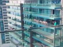 Dubai में बालकनी में खड़े होकर दर्जनों महिलाएं न्यूड होकर दे रही थीं पोज, पुलिस ने किया गिरफ्तार