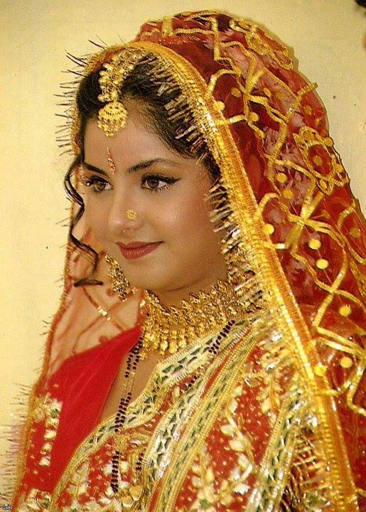 शक्ति कपूर इस फिल्म में एक विलेन के किरदार में थे. उन्होंने बताया कि जब 6 महीने बाद इस फिल्म की शूटिंग शुरू हुई थी तब सेट पर कुछ अजीब हादसे होते थे. श्रीदेवी, शक्ति कपूर और रवीना टंडन के साथ एक सीन की शूटिंग कर रही थीं. उस वक्त श्रीदेवी उसी जगह पर अटक गई थीं जहां दिव्या अटक जाती थीं. ये सब देखकर रवीना और शक्ति भी हैरान रह गए थे.