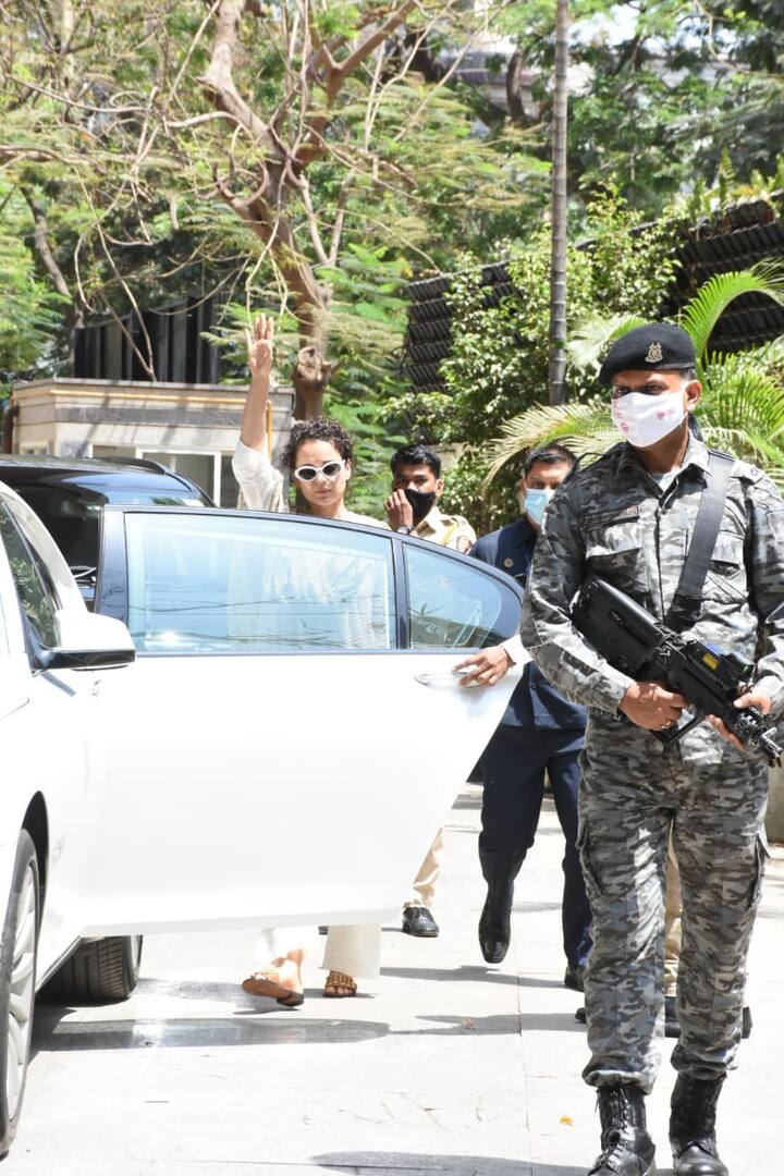 सामने आई तस्वीरों में आप देख सकते हैं कि कंगना के साथ दौरान हाई सिक्योरिटी दिखाई दी.  (Photo credit: Manav Manglani))