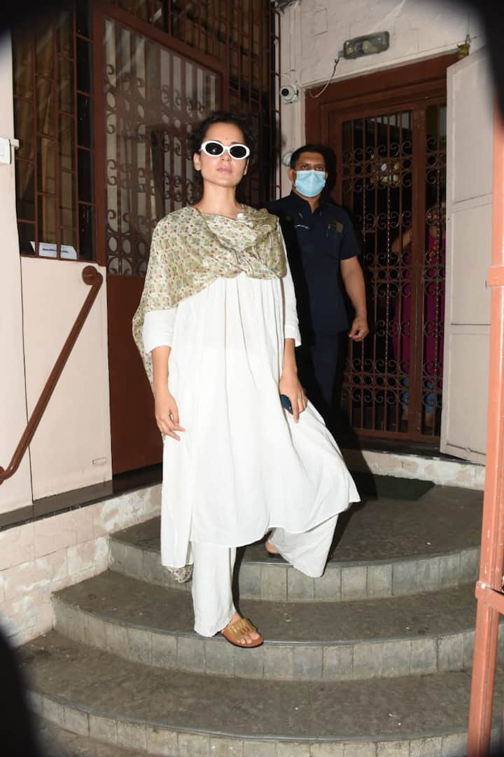 इसके साथ ही बालों को बन में समेटे और सनग्लासेज लगाए कंगना काफी अच्छी लग रही थीं.  (Photo credit: Manav Manglani))