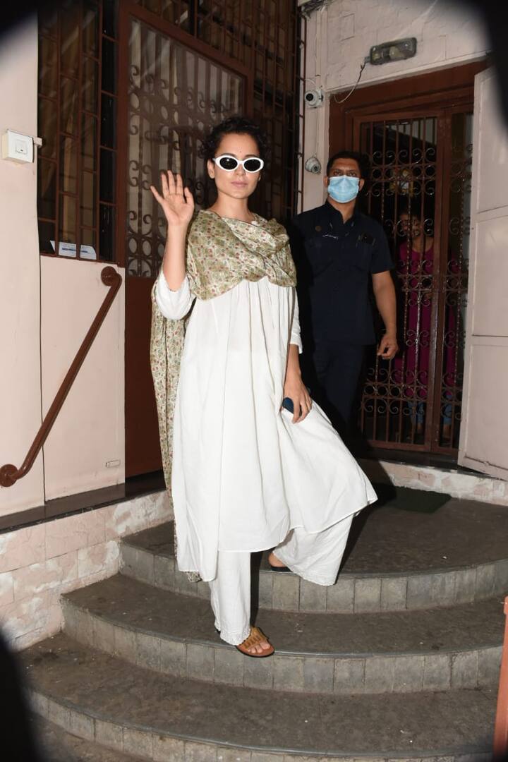 इस दौरान कंगना रनौत सफेद रंग के सूट में बेहद खूबसूरत लग रही थीं. (Photo credit: Manav Manglani))