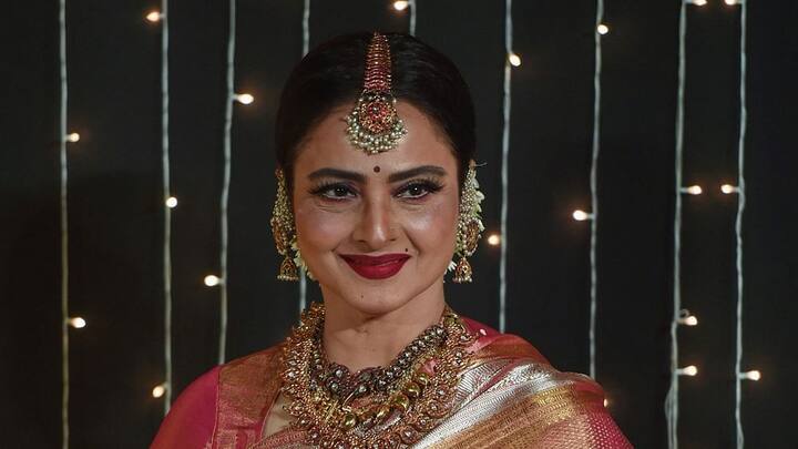 Rekha- बॉलीवुड की एवरग्रीन एक्ट्रेस रेखा ने फिल्म 'खिलाड़ियों का खिलाड़ी' में विलेन का किरदार बड़ी ही खूबसूरती से निभाया था. 'मैडम माया' का किरदार आज भी लोगों को याद है.