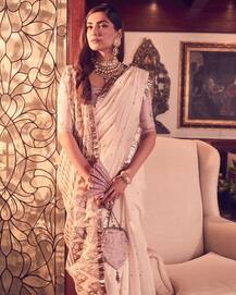 5 बार जब Sonam Kapoor ने दिखाया कि कैसे साड़ी के साथ कर सकते हैं एक्सपेरिमेंट