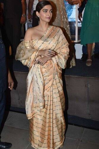 अलग आस्तीन के पहने ब्लाउज- फिल्म 'एक लड़की को देखा तो ऐसा लगा' (Ek Ladki Ko Dekha Toh Aisa Laga)की स्क्रीनिंग के मौके पर सोनम कपूर (Sonam Kapoor)ने पीले रंग की साड़ी को चुना. सोनम ने एक ही प्रिंट में एक कोर्सेट ब्लाउज  के साथ साड़ी को पहना. उनके ब्लाउज में ऑफ-शोल्डर बैलून स्लीव्स थे जो उनके लुक में एक नयापन जोड़ रहे थे. 