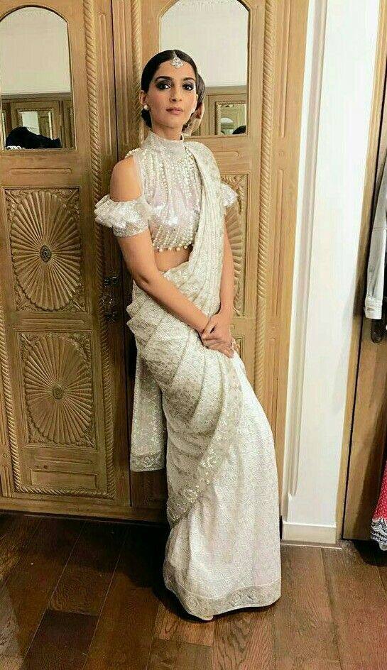 डबल- प्रिंट-  फुल-पिंक स्लीव्स वाले हाई-नेक ब्लाउज़ के साथ सोनम कपूर आहूजा की हैंडब्लॉक  प्रिंटेड साड़ी किसी के लिए भी एक बेहतरीन पिक बन सकती है. सोनम की साड़ी पर आदिवासी  प्रिंट पैटर्न दिया गया है जो काफी खिल कर आ रहा है. 