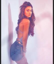 शॉर्ट डेनिम स्कर्ट और बैकलेस टॉप में Disha Patani ने शेयर की तस्वीरें, देखकर 90s के फैशन की आई याद