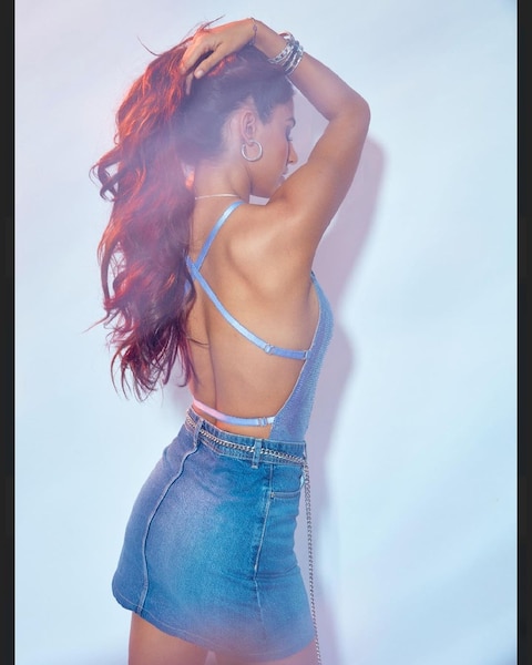 शॉर्ट डेनिम स्कर्ट और बैकलेस टॉप में Disha Patani ने शेयर की तस्वीरें, देखकर 90s के फैशन की आई याद