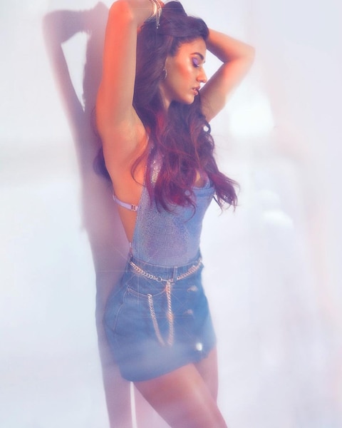 शॉर्ट डेनिम स्कर्ट और बैकलेस टॉप में Disha Patani ने शेयर की तस्वीरें, देखकर 90s के फैशन की आई याद