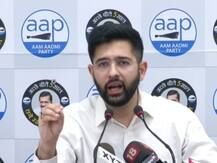 देश में टीकाकरण की रफ्तार पर AAP का केंद्र पर निशाना, कहा- इस दर से पूरी आबादी को वैक्सीन लगाने में 15 साल लगेंगे