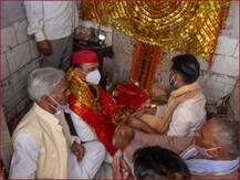 अखिलेश यादव पहुंचे सीयर माता के मंदिर, यूपी में मछुआरे किसकी चुनावी नैया पार लगायेंगे
