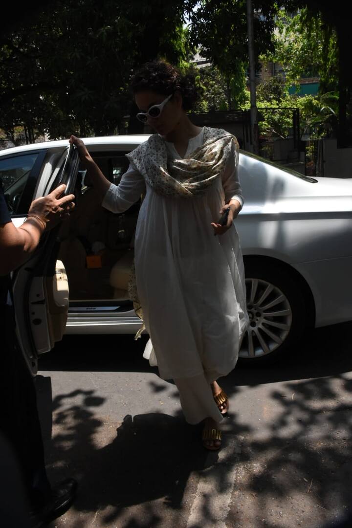 सिर्फ सेलेब्स ही नहीं बल्कि अन्य यूज़र्स भी कंगना के मास्क न लगाने पर उन्हें जी भर भर कर कोस रहे हैं. और  वाकई इस बार कंगना घेरती हुई नहीं बल्कि घिरती हुईं नज़र आ रही हैं. 