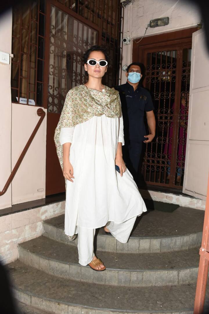 कंगना रनौत आज सोमवार की सुबह डबिंग स्टूडियों के बाहर स्पॉट हुई थीं जहां वो बिना मास्क लगाए हुए नज़र आई थीं इसी कारण आज दिन भर एक्ट्रेस सोशल मीडिया पर खूब छाई हुई दिखीं. 