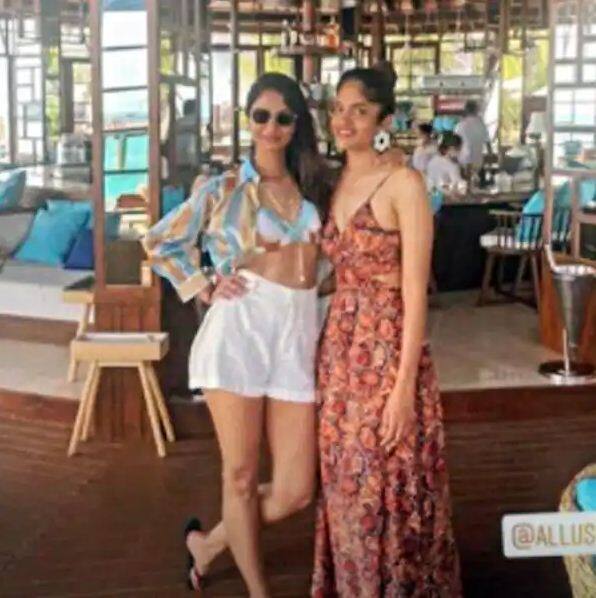 तस्वीर में अल्लू अर्जुन ने पत्नी ने शॉर्ट्स भी पहने थे. स्नेहा का बोल्ड लुक देखकर उनके फैन्स भी एकदम शॉक हो गए हैं.