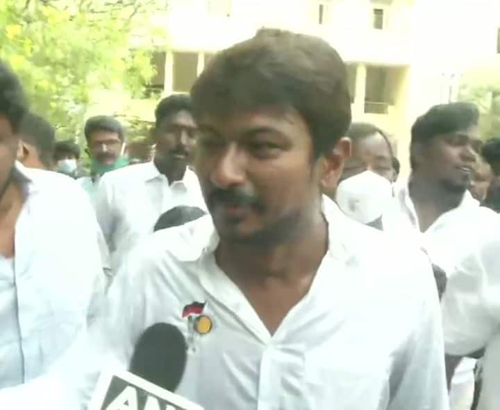 एम.के. स्टालिन के बेटे और एक्टर-प्रोड्यूसर उदयनिधि स्टालिन ने चेन्नई के एसआईटी कॉलेज में वोट डाला.