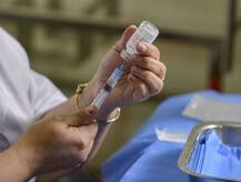 Corona Vaccine: भारत के पास सिर्फ 5.5 दिनों का वैक्सीन स्टॉक बचा, कई राज्यों में टीका केंद्र बंद