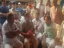 मधुबनी हत्याकांड: पीड़ित परिवार से मिलने पहुंचे RJD MLA समेत कई नेता, सरकार पर जमकर साधा निशाना