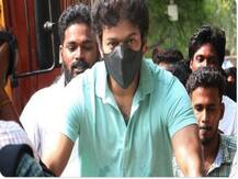 Viral: साईकिल से वोट देने पहुंचे एक्टर विजय, जानें ट्विटर पर क्यों ट्रेंड होने लगा #PetrolDieselPriceHike