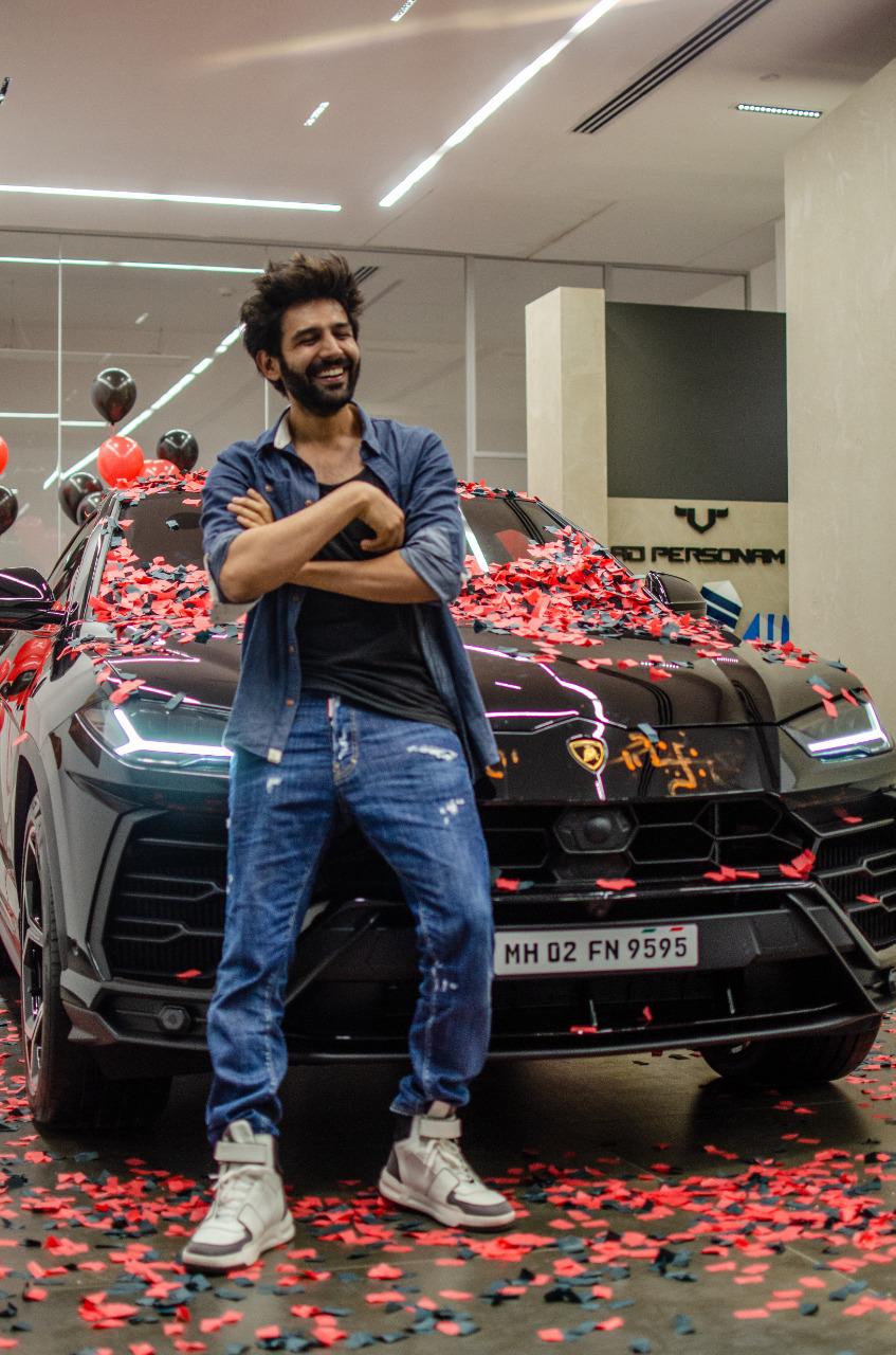 Kartik Aaryan ने इटली से खरीदी 4.5 करोड़ की लैम्बोर्गिनी, तीन महीने के इंतजार के बाद मिली है ये ड्रीम कार