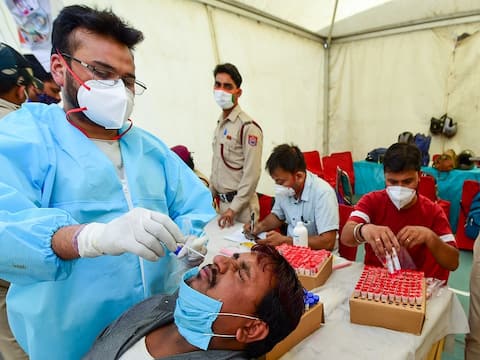 Coronavirus Alert: कोरोना की दूसरी लहर में दिख रहे नए लक्षण, पहले से है और ज्यादा ज्यादा खतरनाक Coronavirus Alert: कोरोना की दूसरी लहर में दिख रहे नए लक्षण, पहले से है और ज्यादा ज्यादा खतरनाक
