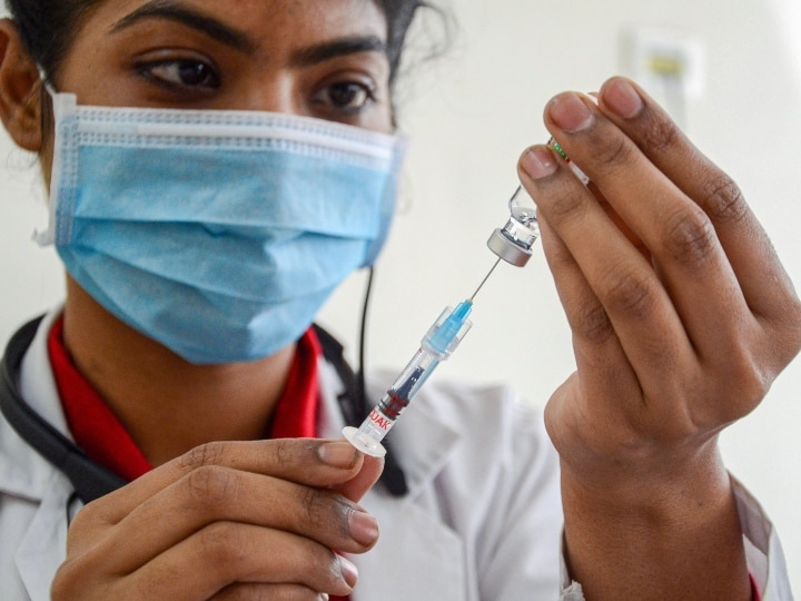 Union health ministry on corona vaccine for all ages कोरोना: केंद्र ने कहा- अगले 4 सप्ताह बेहद विकट, हर उम्र के लोगों को वैक्सीन दिए जाने की मांग पर कही ये बात