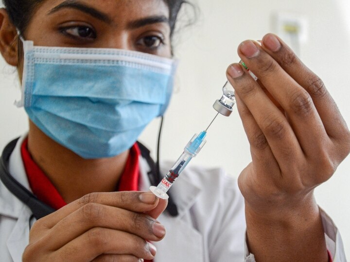 Corona vaccination sessions may be organised at workplaces सरकारी, निजी दफ्तरों में अब लग सकेगी कोरोना की वैक्सीन, केंद्र ने राज्यों को लिखा पत्र