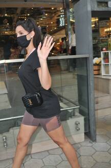 प्लेन ब्लैक टॉप और शॉर्ट्स में भी ढाया Nora Fatehi ने कहर, सिंपल लुक को इन चीज़ों से बना दिया खास