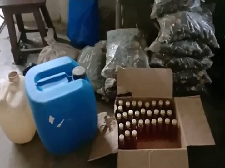 आजमगढ़: अवैध और नकली शराब के खिलाफ जारी है पुलिस का अभियान, दो गिरफ्तार azamgarh Police action continues against illegal and spurious liquor two arrested ann आजमगढ़: अवैध और नकली शराब के खिलाफ जारी है पुलिस का अभियान, दो गिरफ्तार