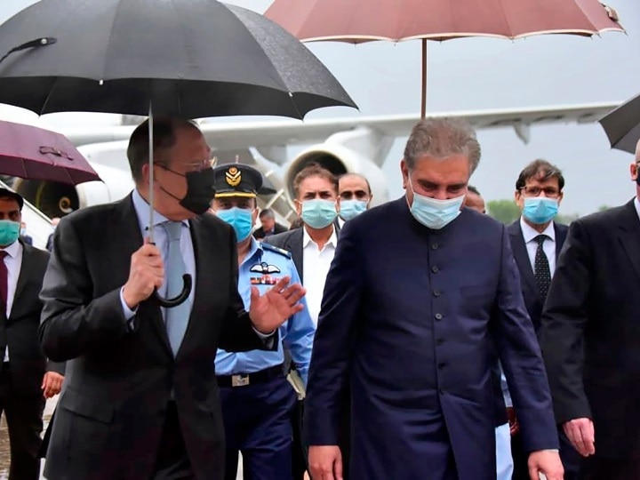 Pakistan Foreign Minister welcomed Russian Foreign Minister Sergey Lavrov रूस के विदेश मंत्री का स्वागत करने पहुंचे पाकिस्तानी विदेश मंत्री, तस्वीर सामने आने के बाद हो रही कुरैशी की किरकिरी