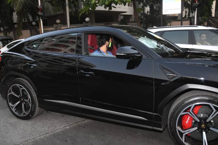  वैसे आपको बता दें कि कार्तिक आर्यन के कार कलेक्शन में पहले ही बीएमडब्ल्यू की कारें शामिल हैं. बीएमडब्ल्यू 2017 में खरीदी थी तो मां के लिए मिनी कूपर 2019 में उन्होंने खरीदी थी. 