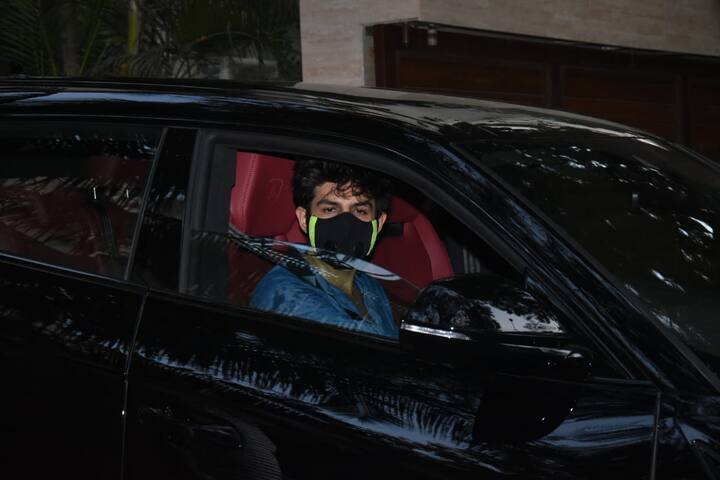  कार्तिक आर्यन आज खुद इस कार को ड्राइव करते हुए स्पॉट हुए. उन्होंने सेफ्टी के तौर पर मास्क लगा रखा था और फोटो के लिए मास्क नहीं हटाया. 