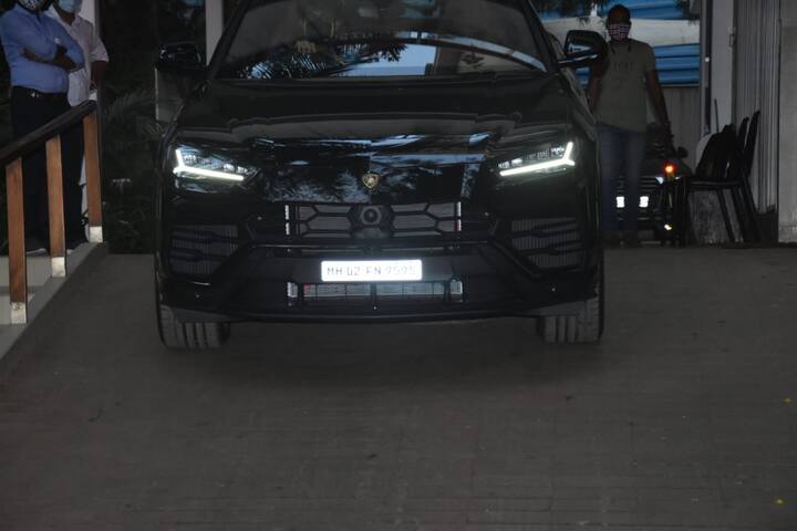   वापस लौटते ही उन्होंने फैंस को दे दी है ये गुड न्यूज़ अपनी नई करोड़ों की कीमत की इस कार को लेकर. अगर आप इस कार की कीमत नहीं जानते हैं तो आपको जबता दें कि ये कार साढे़ चार करोड़ रूपए की कीमत की है. 