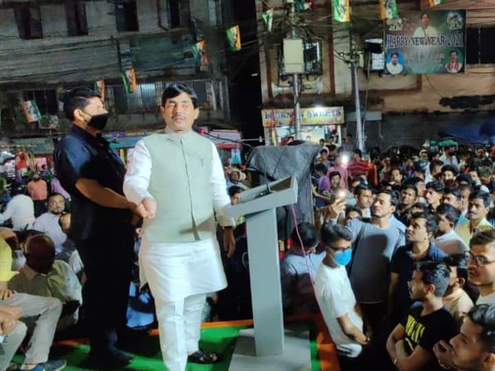 हावड़ा में शहनवाज हुसैन की सभा में पत्थरबाजी, बीजेपी नेता ने कहा- TMC के लोगों ने किया हमला BJP Leader Shahnawaz Hussain Says TMC workers pelted stones on me हावड़ा में शहनवाज हुसैन की सभा में पत्थरबाजी, बीजेपी नेता ने कहा- TMC के लोगों ने किया हमला