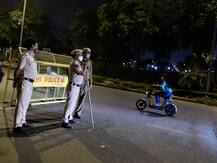 तस्वीरें: साल के पहले नाइट कर्फ्यू की पहली रात, कैसी दिख रही है दिल्ली?