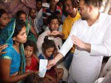 मधुबनी हत्याकांड: तेजस्वी यादव ने पीड़ित परिवार से की मुलाकात, छह लाख रुपये की दी आर्थिक मदद