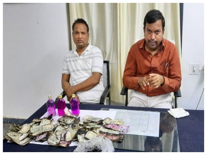 Man Burns Bribe Money To Evade Arrest In Telangana says Anti-Corruption Official तेलंगानाः एसीबी से बचने के लिए तहसीलदार ने घूस के पांच लाख रुपये में लगाई आग, जले हुए नोट बरामद