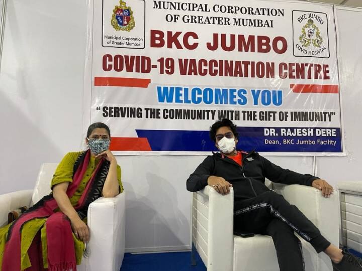 Renuka Shahane Ashutosh rana take first dose of covid vaccine Shefali Shah Shared side effect song रेणुका शहाणे ने पति आशुतोष राणा संग लगवाई कोरोना वैक्सीन, शेफाली शाह ने शेयर किया 'साइड इफेक्ट सॉन्ग'